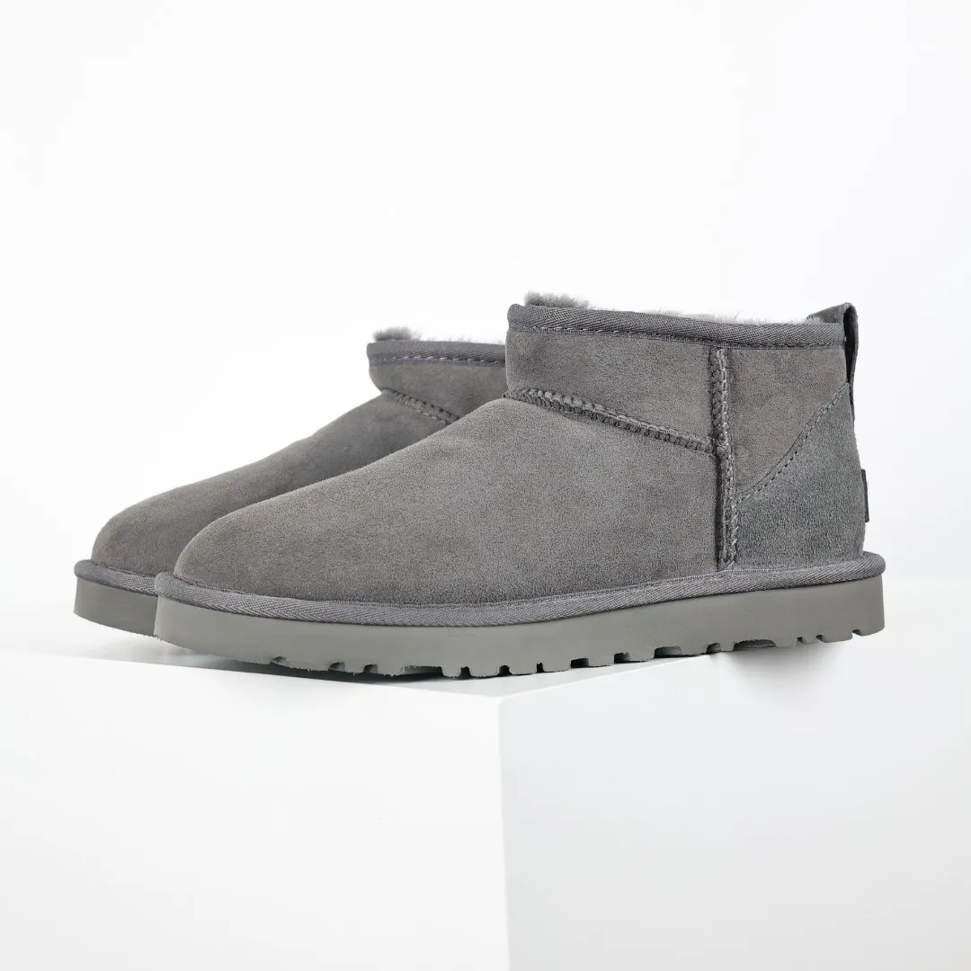 Pick up locally 💰480, core recommendation, good price UGG Classic MiNi basic low-top series, Xiaohongshu hot model, Henan Longfeng leather production, sheepskin integrated, top quality in the market, 2-3 cm cashmere insole, keeping warm in winter, suitable for home use. In the new year, uug launched a style series, which is partially biased towards the preferences of young consumers, and has also moved to the forefront of fashion trends. Shoe body material, water-repellent coated suede upper 17mm UGGPURE™ implanted wool insole Lightweight non-slip comfortable rubber outsole With brand LOGO Trademark Comes with full packaging Size: 35 36 37 38 39 40